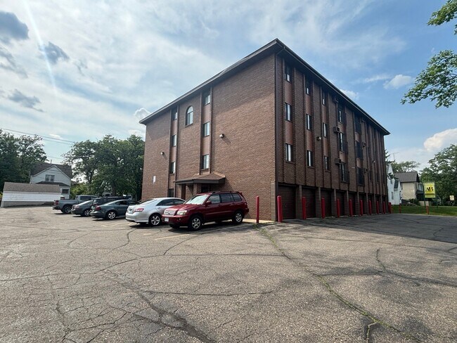 Building Photo - 819 6th Ave S
