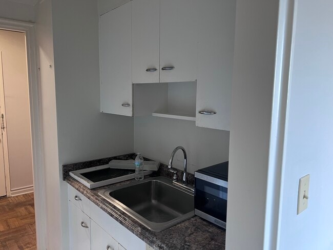 Kitchen - 11820 Edgewater Dr