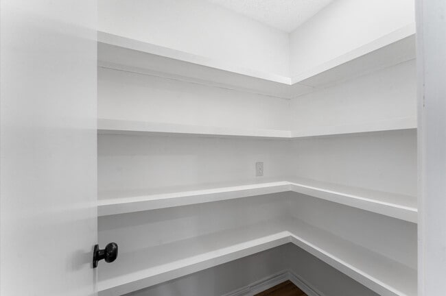 Building Photo - 10722 Glenway Dr