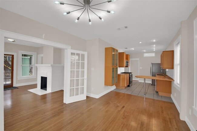 Building Photo - 809 E Riverside Dr