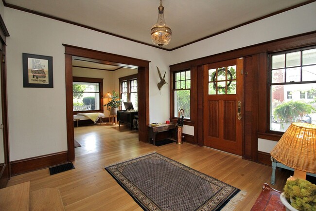 Foto del edificio - LAURELHURST: Classic 4 Bedroom Craftsman G...