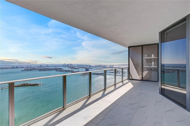 Foto del edificio - 700 NE 24th St