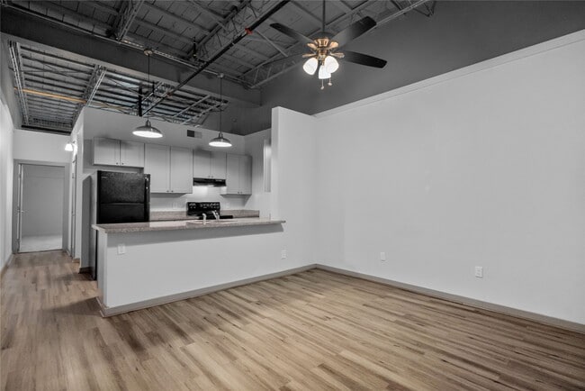 Building Photo - 612 W Texas Ave