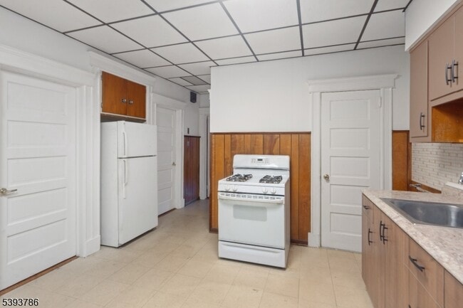 Building Photo - 76 Planten Ave