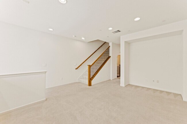 Foto del edificio - SUNNY TOWNHOME NEAR TRAILS STYLISH, FUNCTIONAL, & VERY ACCESSIBLE