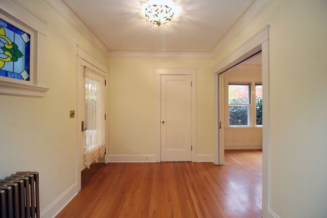 Building Photo - 816 NE Laurelhurst Pl