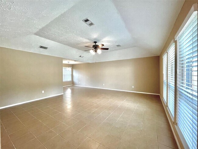 Building Photo - 16319 Maplemont Dr