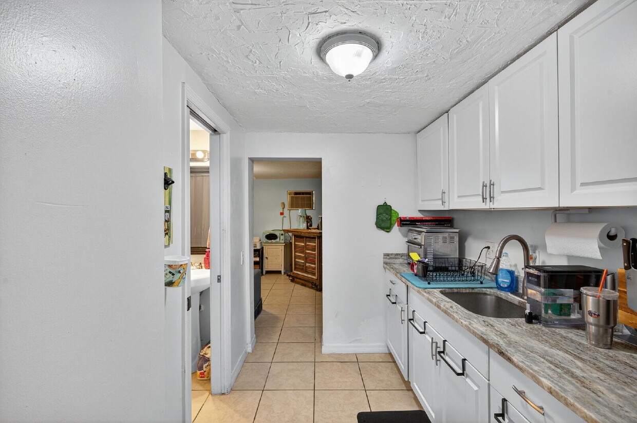 Building Photo - For Rent. One Bed One Bath Single Family Home