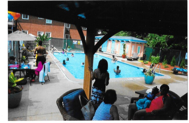 Foto del edificio - 448 Middle Turnpike W