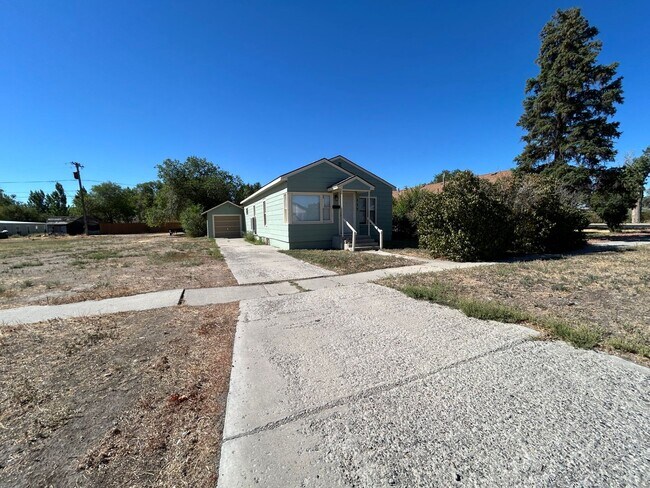 Foto del edificio - 3 Bedroom 1 Bath Large House with Garage & Many Amenities