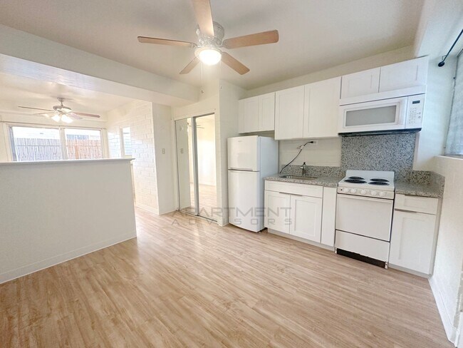 Foto del edificio - $500 1st Month Move-In Special! Near the B...