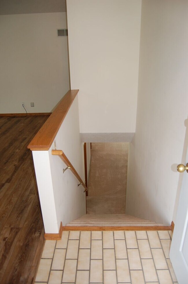 Building Photo - Spacious walkout townhome near Southpointe!