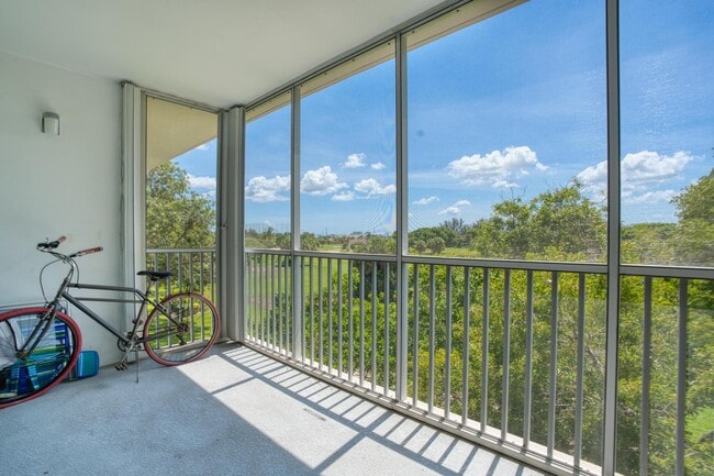 Foto del edificio - 2800 N Palm Aire Dr