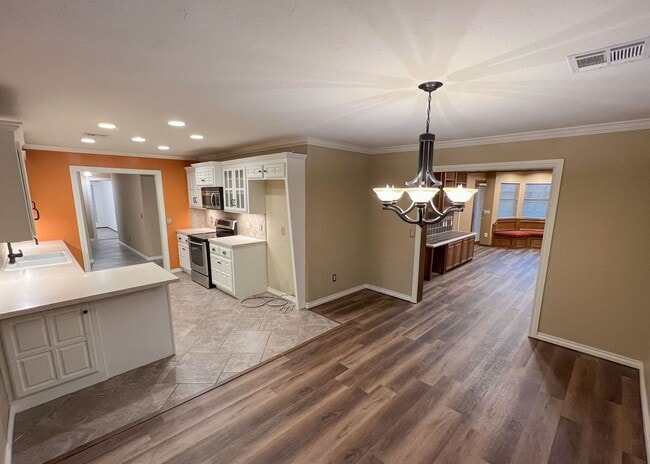 Foto del edificio - LEASE SPECIAL! Location, Size & Convenience - Circle Drive Included!