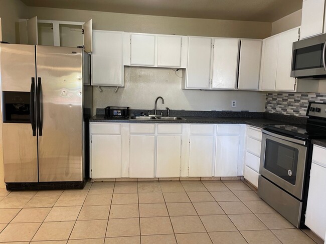 Foto del edificio - Spacious Home, Large En-suite Master Bath,  Pets Allowed