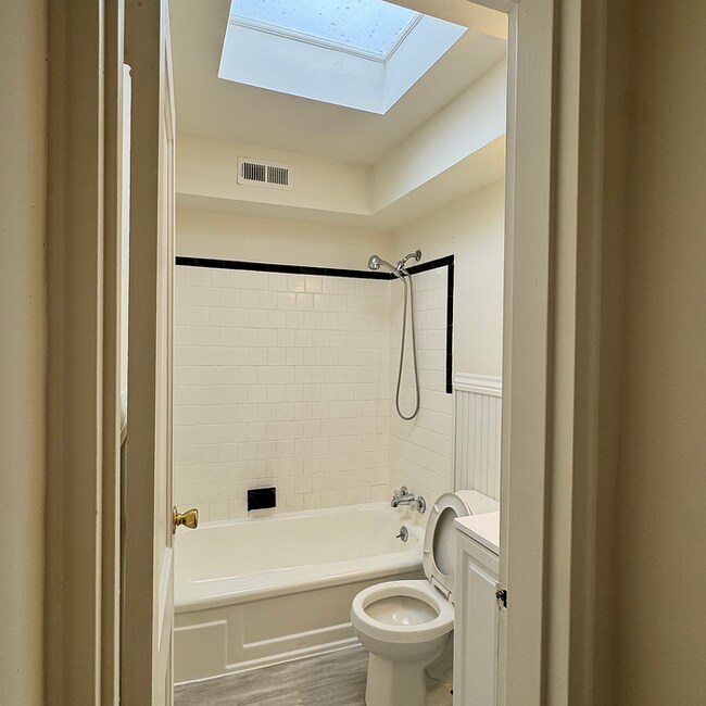 Building Photo - 3 Bedroom Middle River