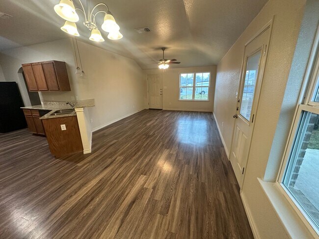 Foto del edificio - AVAILABLE Now! *MORE PHOTOS COMING SOON*