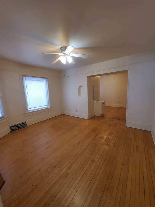 Building Photo - Spacious 5BED/2BATH Upper Near Marquette