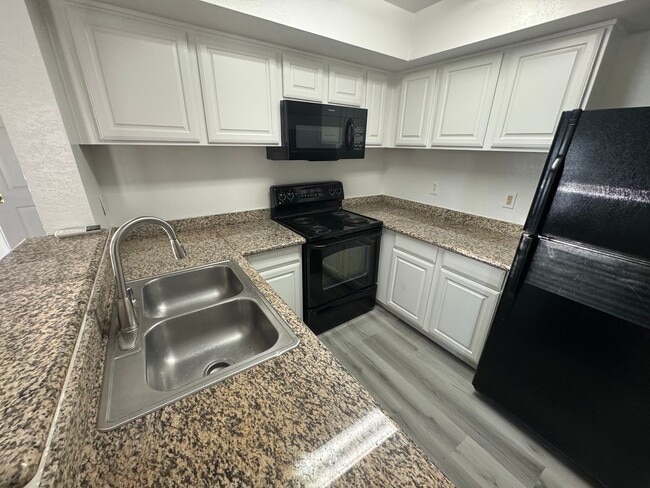 Foto del edificio - Bright spacious condo near Sunrise Mountain