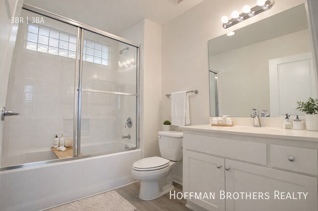 Foto del edificio - 7395 W Manchester Ave