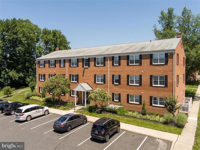Building Photo - 1009 Warwick Dr