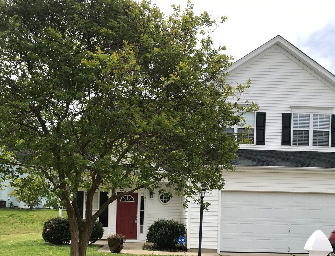 Foto principal - 4 Bedroom 2.5 Bath SF home - COMING SOON!
