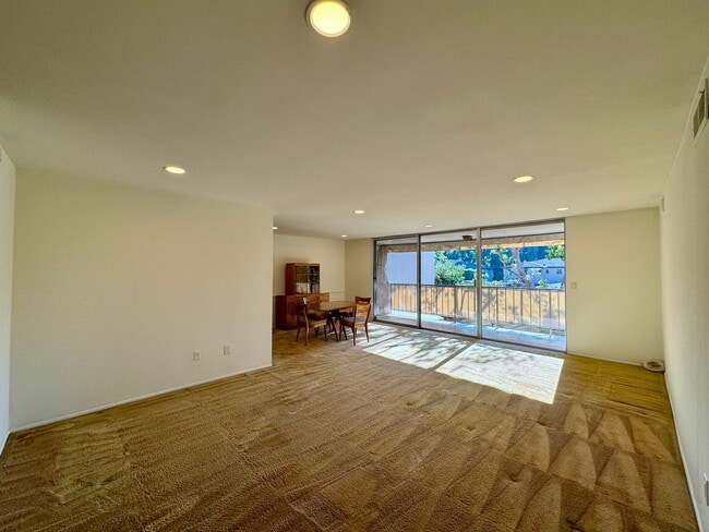 Building Photo - Large 2 bed 2 bath