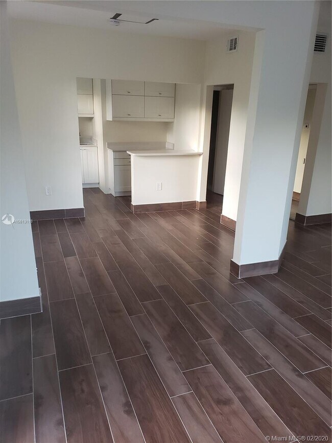 Foto del edificio - 694 NE 76th St