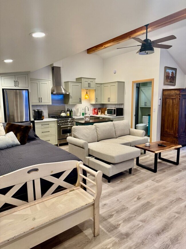 Building Photo - Immaculate Designer Furnished Studio in Co...