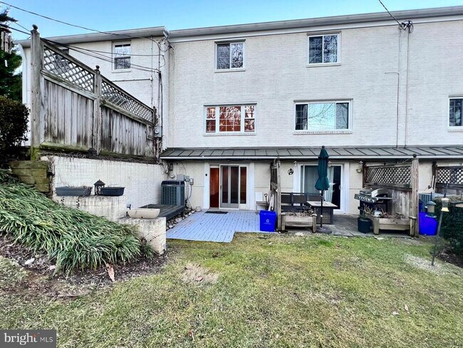Foto del edificio - 5332 Pooks Hill Rd