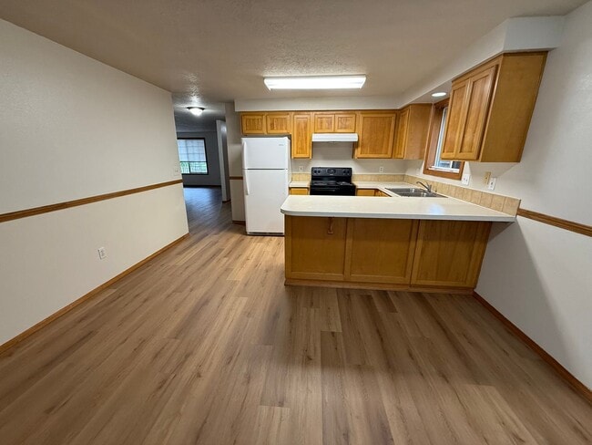 Building Photo - 3 Bedroom / 1.5 Bath Home with Garage and ...