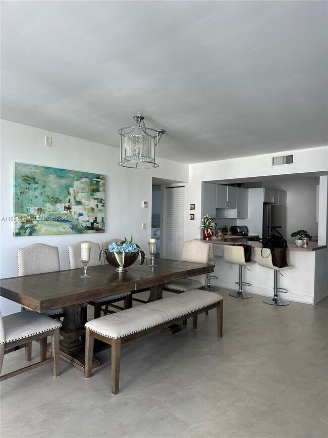 Foto del edificio - 3675 N Country Club Dr