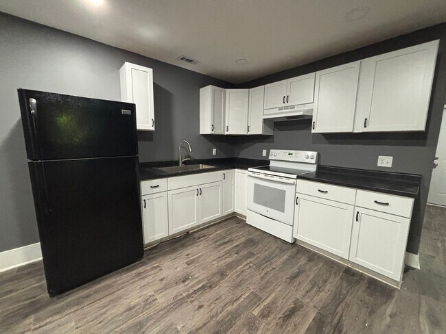 Foto del edificio - 4 Bed | 1 Bath | Remodeled Apartment - Large Space