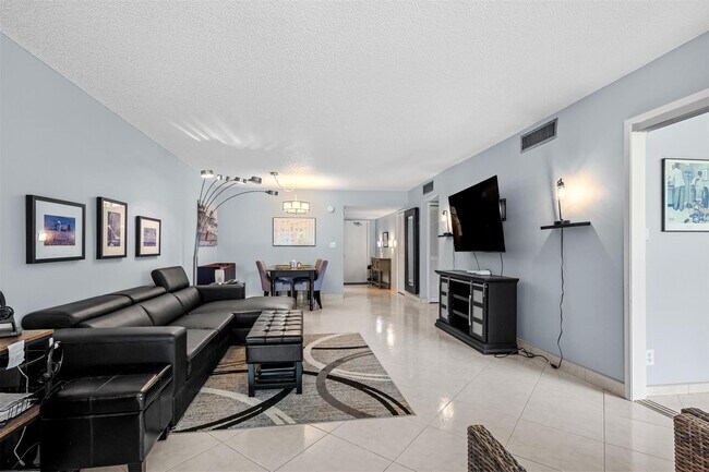 Building Photo - 3151 S Palm Aire Dr