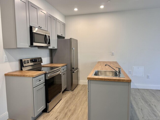 Foto del edificio - 362 W Merrick Rd