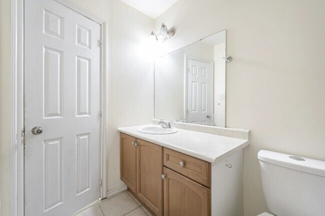 Building Photo - 2 BED PLUS DEN - 1 BATH - SCARBOROUGH -  FOURPLEX