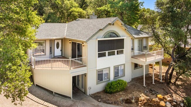 Building Photo - 18610 Jayhawk Dr