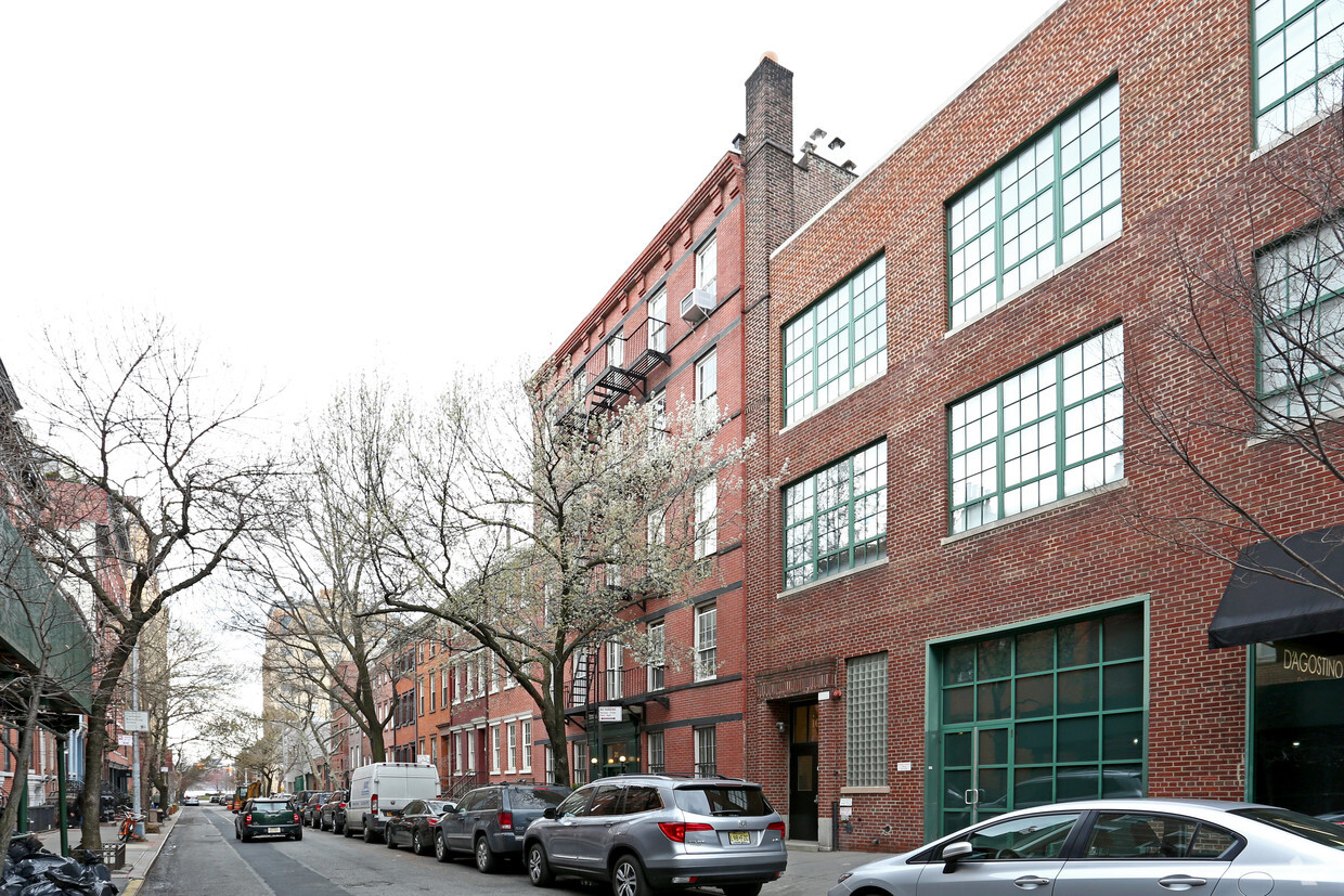 Primary Photo - 20 Bethune St