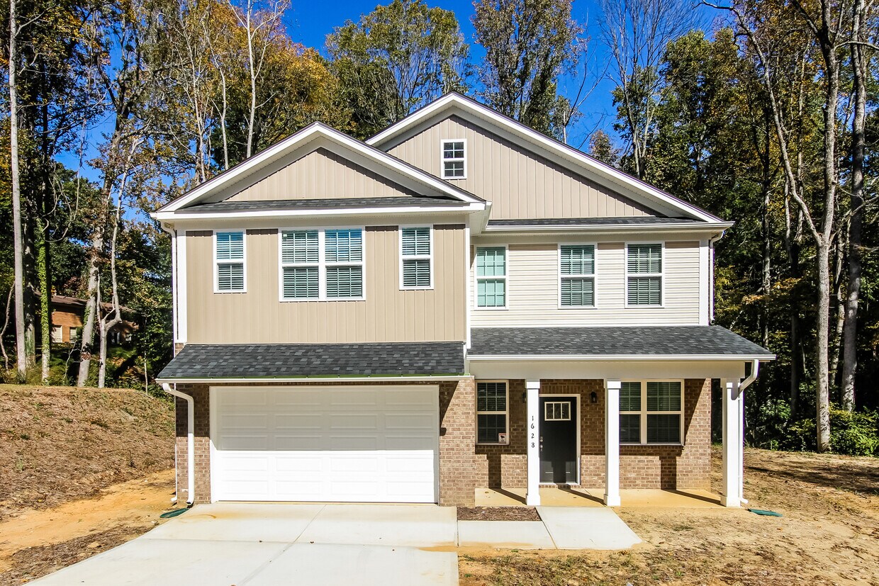 Primary Photo - 6229 Woodland Cir, Charlotte, NC