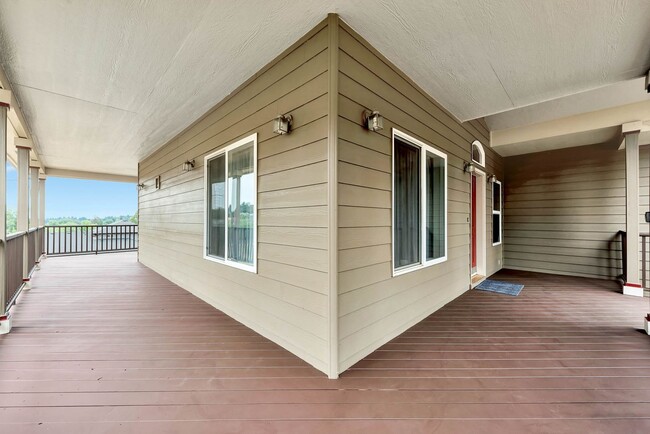Building Photo - Beautiful Spacious 5 bedroom (plus office)...