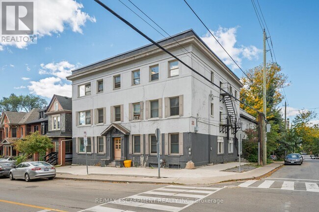Building Photo - 142 Caroline St S