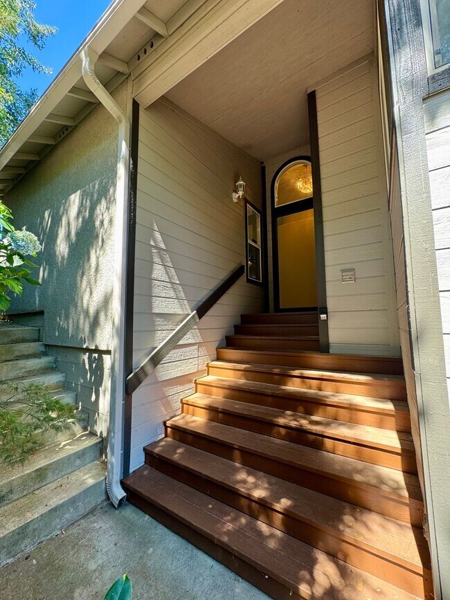 Foto del edificio - Spacious 3 bedroom, 3 bath bi-level home nestled in the scenic Sierra Nevada foothills