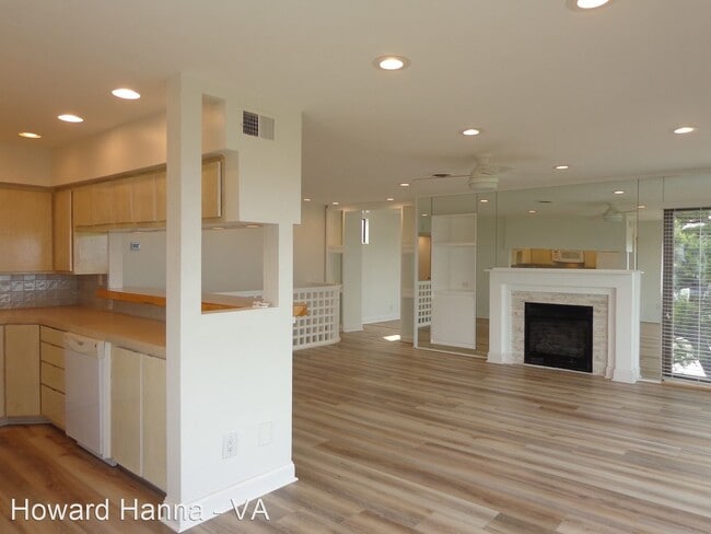 Building Photo - 2 br, 1 bath House - 4700 East Beach Drive #1