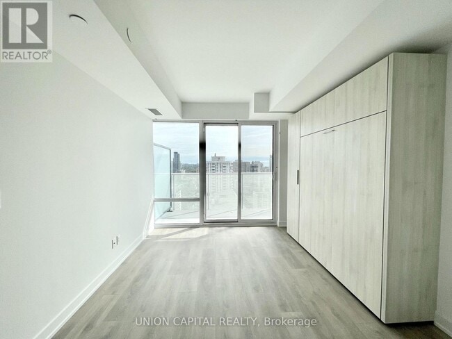 Building Photo - 501 Yonge St