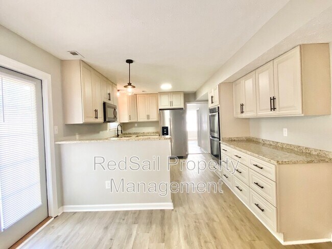 Building Photo - 709 Chatsworth Dr