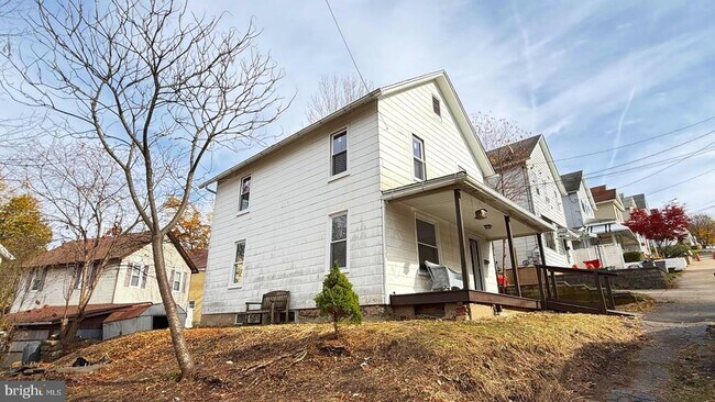 Building Photo - 6 Fern Ave