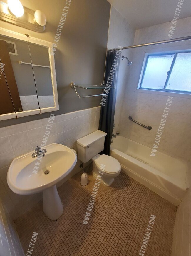 Foto del edificio - North Overland Park Duplex-Available in MAY!!