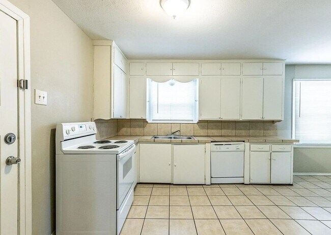 Foto del edificio - MOVE IN SPECIAL! Charming 3 Bedroom with Character!