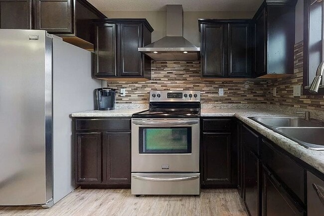 Building Photo - NE Side 2 Story -  4 Bedrooms - Linn Mar Schools - Attached Garage - New Flooring