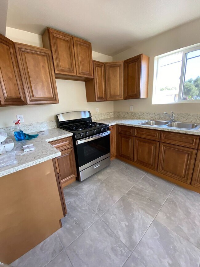 Foto del edificio - 574 Holt Ave